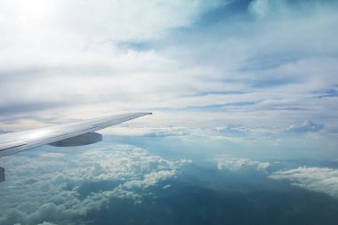 Güzel bir gökyüzüyle kanat çırparken pencereden uçakları seyrediyorum..