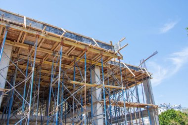 Metal desteklerle desteklenen, duvarların tabanı ve destekleri için ahşap kaplama