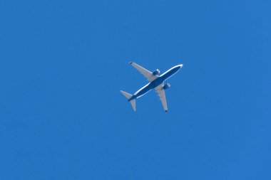 Mavi gökyüzünde uçak jeti