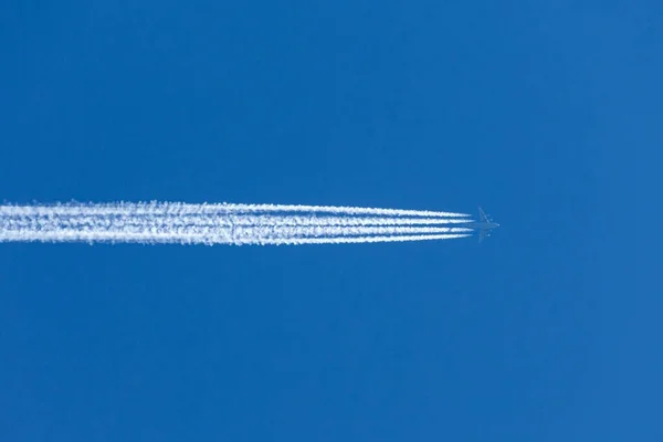 Avión Aviación Aeropuerto Contrail Cielo Azul Alto — Foto de Stock