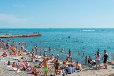 Kasaba 'daki halk plajı Mayak Deniz Feneri. Rusya, Soçi. 26 Temmuz 2022