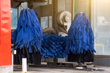 Mavi fırçalı boş kamyon yıkama, servis onarımı.