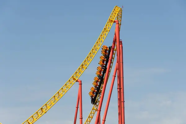 Roller Coaster Opp Ned Svingen Passerende Tog Traller Har Tendens – stockfoto