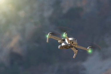 İnsansız hava aracı eğik bir uçuşla havada bir dönüş yapıyor.