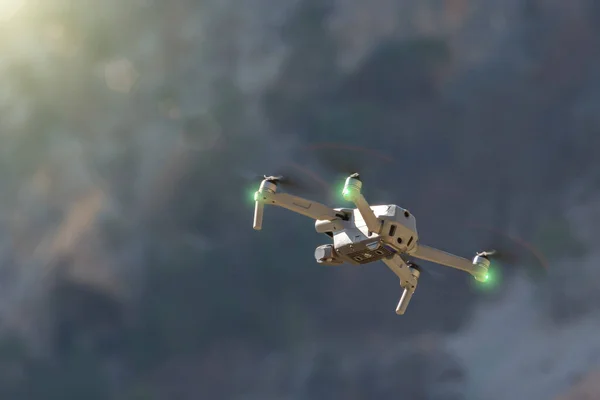 Die Drohne Führt Eine Drehung Der Luft Mit Einem Neigeflug — Stockfoto