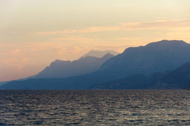 Türkiye ve Antalya 'nın uzaklıklarında dağlarla Akdeniz kıyılarının muhteşem manzarası