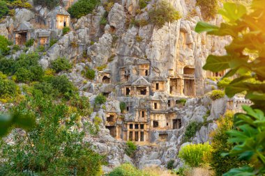 Kayalıklarda, mağaranın girişlerinde ve pencerelerinde Asya ormanlarının arasında keşfedilmemiş antik bir asırlık şehir.