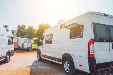 Şehir parkında tekerlekli bir sürü mobil ev var.