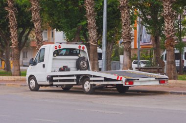 Yolun kenarına park etmiş boş bir çekici.