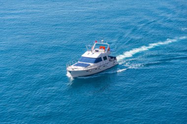 Pahalı bir yat gezisi. Derin mavi denizi olan Akdeniz Körfezi.