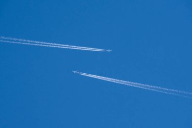 İki yolcu uçağının gökyüzünde buluşuyoruz.