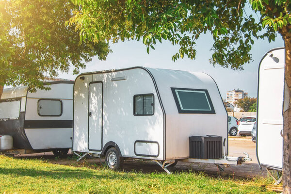 Парковка мобильных домов на колесах в городском парке