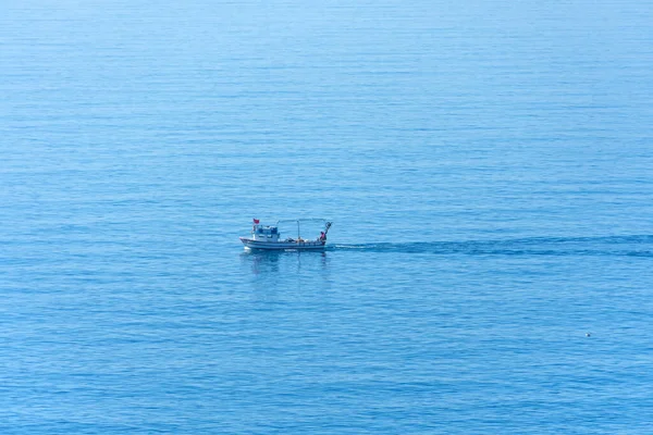 Piccola Barca Pesca Con Reti Segue Superficie Del Mare Del — Foto Stock