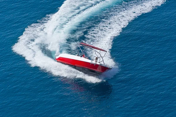 Aerial Drone Top Boat Making Extreme Manoeuvres Mediterranean Bay Deep — Stock Photo, Image