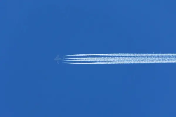 Airplane Aviation Airport Contrail Blue Sky High — Stock Photo, Image