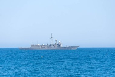 Modern askeri savaş gemileri, yaz güneşli bir gün..