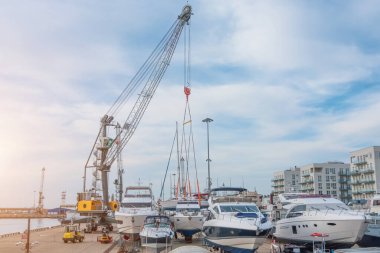 Deniz limanı yük vincleri, limandaki diğer gemilere, karadaki deniz taşımacılığı ve açık deniz depolama tesislerine, yatlara, teknelere ve rıhtımdaki diğer gemilere destek sağlıyor. Yük endüstrisi, deniz taşımacılığı