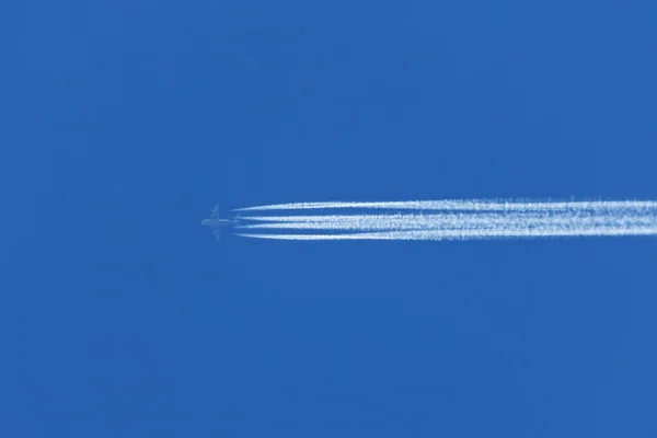 Avión Aviación Aeropuerto Contrail Cielo Azul Alto — Foto de Stock