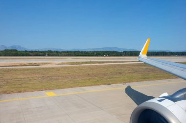 Havaalanı kanat görüntüsünden kalkan uçak.