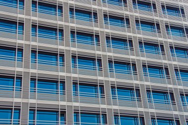 Ön cephenin kafes geometrik mimari formları şeklinde kare çizgileri olan pencereler inşa etmek