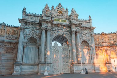 Eski Osmanlı Dolmabahce Sarayı 'nın önde gelen kapalı kapısının günbatımı, Ciragan Caddesi, Beşiktaş Distriç' e uygundu. Kapıda Sultan Abd Imecid 'in baş harfleri var. Altında Ziver' ın 1855 tarihli bir şiiri var.