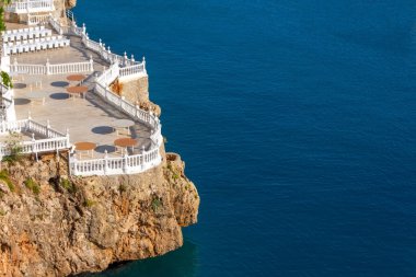 Kayadaki klasik dekoratif taş parmaklıklar ve masa restoranının gözlem platformu