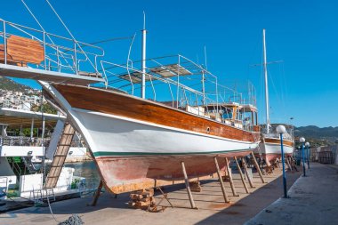 Yılın soğuk mevsiminde limandaki depoda duran beyaz tekne..