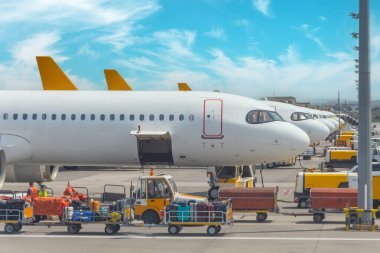 Havaalanının otoparkında uçuş öncesi ve sonrası bakımdan geçen birkaç uçak var.