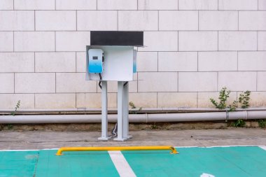 Elektrikli araba şarj istasyonu boş.