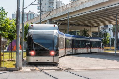 Modern konforlu tramvay hareket ediyor. Şehrin köprü kavşağı olan caddeleri çevirin. Elektrikli taşımacılık.