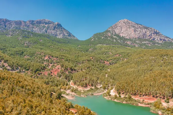 Ulusal Park Platosu 'nun havadan görünüşü, yüksek kaya. Tahta Göl Rezervuar Ormanı kayalık dağlar ve zirveler arasında