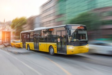 Şehir sarı otobüsü hareket bulanıklığı etkisi şehrin sokaklarında akşam üstü en yoğun saatinde