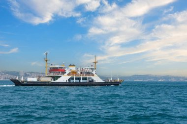 Kara nakliye araçları ve otobüslerin yanı sıra insan yolcuları için feribot gemisi.