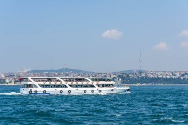 İçinde insan bulunan modern yolcu teknesi, İstanbul, İstanbul ve Boğaz 'daki boğazdan geçiyor.