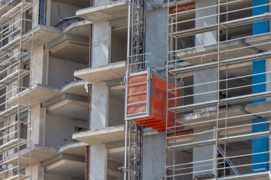 İnşaat alanı için elektrik asansörü binanın dış cephesine kurulmuş.