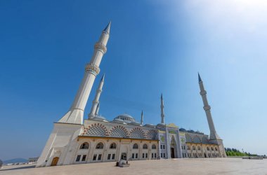İstanbul Asya tarafındaki Camlica Camii, Türkiye. Panorama, caminin önündeki meydanın panoramik görüntüsü..