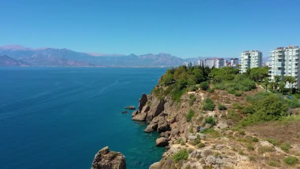 トルコの都市の岩の海岸に多階建ての建物を持つ都市エリアの眺め — ストック動画