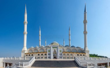 İstanbul 'daki Camlica Camii ana giriş ve merdiven manzaralı, Türkiye. Panorama, karenin panoramik görüntüsü.