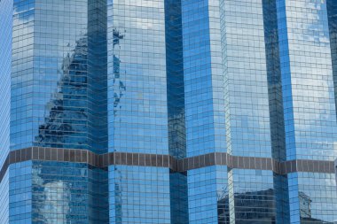 Gökdelen binasının desenli cam cephesi