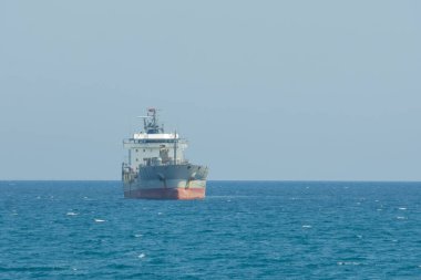 Açık denizde seyreden petrol tankeri gemisinin ön tarafı..