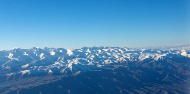 İnanılmaz manzara ve engebeli dağlar güneş doğmadan önce yükselir, hava manzarası.