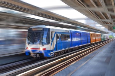 Hareket bulanıklığı olan modern yüksek hızlı metro.