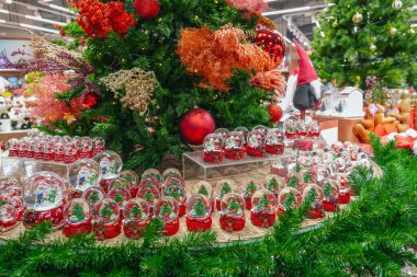 Bir sürü cam top Yeni Yıl ağacı ve Noel lokomotifi Noel Baba 'yı ve Noel şekerini kar fuarında eğitmek, Noel ağacının yanında süslü bir vitrin satmak..