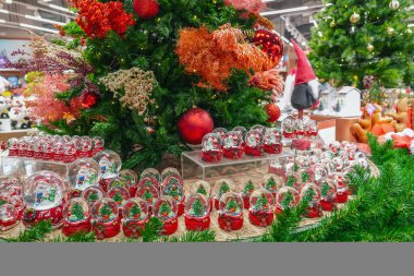 Bir sürü cam top Yeni Yıl ağacı ve Noel lokomotifi Noel Baba 'yı ve Noel şekerini kar fuarında eğitmek, Noel ağacının yanında süslü bir vitrin satmak..