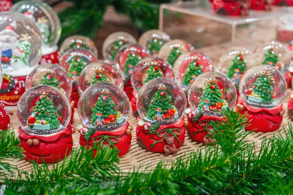 Bir sürü cam küre Yeni Yıl ağacı ve kar fuarı ve pazarlı Noel lokomotifi.