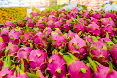 Piyasada ejderha meyvesi rengi pembe