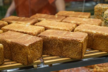 Bir pastanenin tezgahında birkaç somun ekmek.