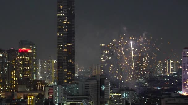 看到烟火在高楼 摩天大楼 夜城之间的天空中发出爆炸声 — 图库视频影像