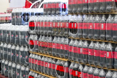 Filmlerdeki plastik Coca-Cola şişeleri perakende ve toptan satış mağazalarında satılıyor. Tayland, Bangkok 13 Aralık 2023.