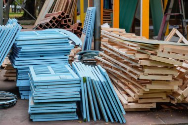 Renkli mavi ahşap tahtalar, yapı malzemeleri, yığın